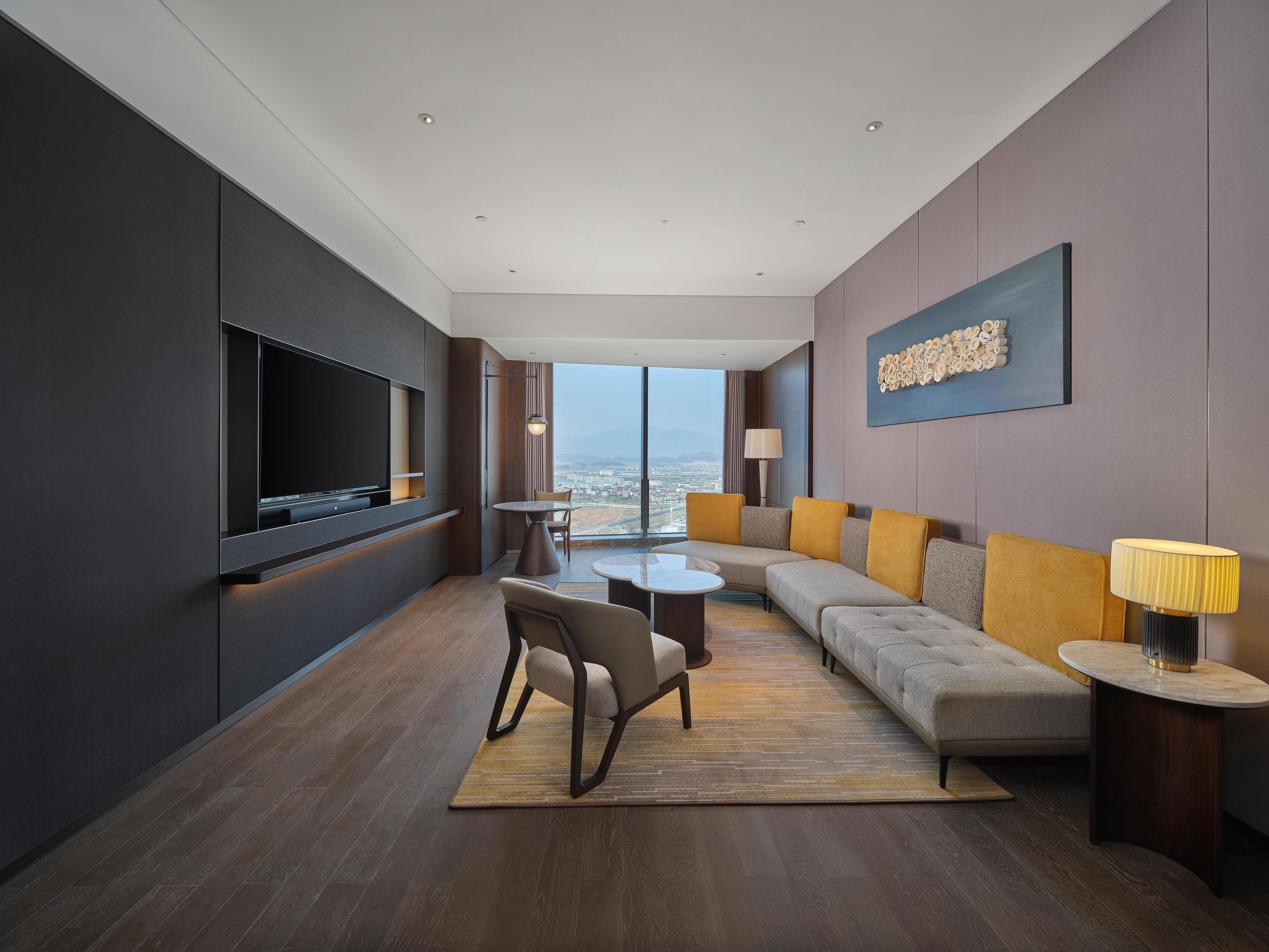 Suite Deluks, 1 Tempat Tidur King | Area keluarga