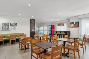 Free daily full breakfast - Garner Hotel Madison Huntsville Airport by IHG (Madison)