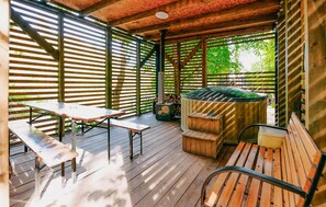 Outdoor dining - Cozy home in Trzcianka with sauna (Trzcianka)