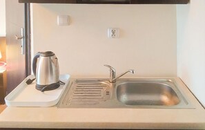 Réfrigérateur, micro-ondes, batterie de cuisine, vaisselle et ustensiles