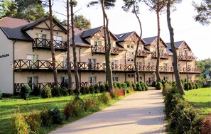 Een hotel met meerdere verdiepingen in traditionele Europese stijl, met balkons en een centrale binnenplaats.