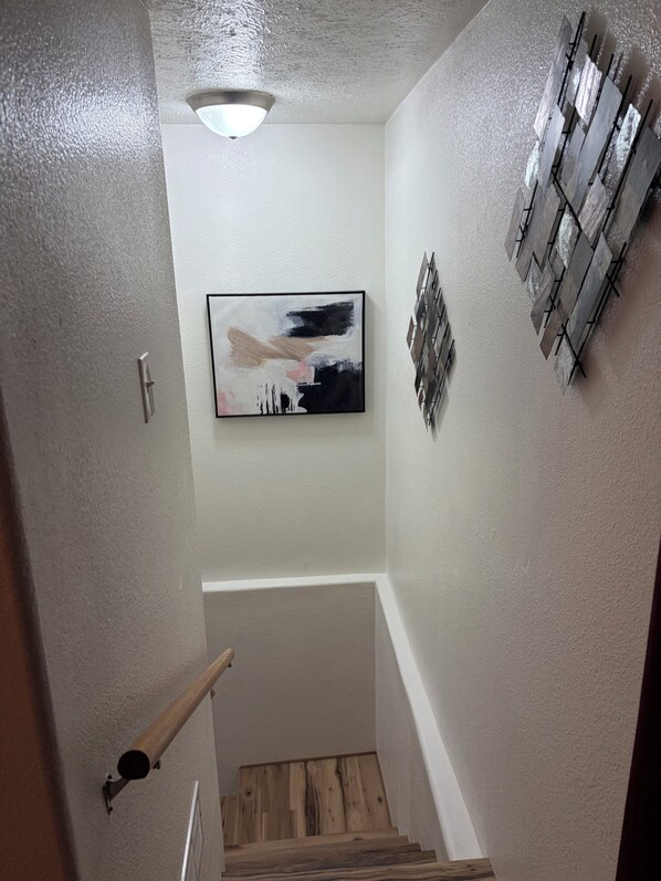 Una escalera de madera que lleva a una plataforma.