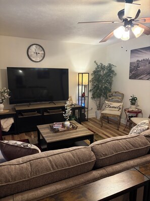 Smart TV - Spacious 3-bedroom house in peaceful Spokane with AC (Spokane)