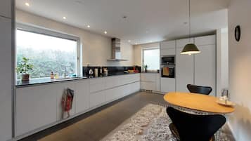 Kylskåp, ugn, spishäll och diskmaskin