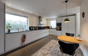 Fridge, oven, stovetop, dishwasher - Nice home in Bunkeflostrand with sauna (Bunkeflostrand)