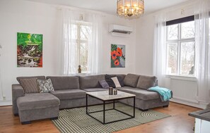 Unclassified image, 4 of 13, button