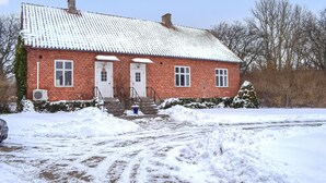 A red brick house with a snow-covered roof and a front entrance. - Cozy home in Gärds Köpinge with WiFi (Gärds Köpinge)