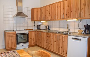 Kylskåp, spishäll, diskmaskin och kaffe- och tebryggare