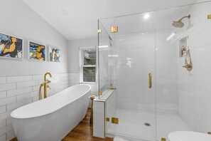 Shower, towels, soap, shampoo - <<Cozy & Comfy>> Meadow View Cabin Getaway (Munds Park)