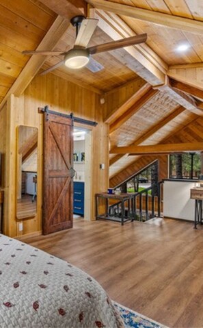 3 habitaciones, tabla de planchar con plancha y cuna de viaje 