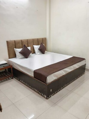 Deluxe Room | Rollaway beds, free WiFi, bed sheets - Balaji Guest House (Varanasi)