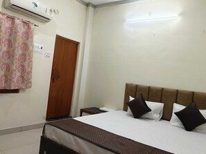 Deluxe Room | Rollaway beds, free WiFi, bed sheets - Balaji Guest House (Varanasi)