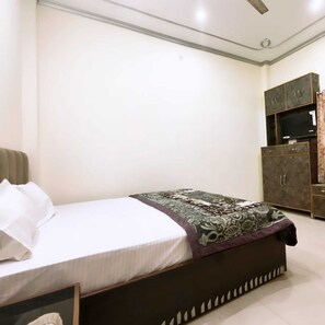 Deluxe Room | Rollaway beds, free WiFi, bed sheets - Balaji Guest House (Varanasi)
