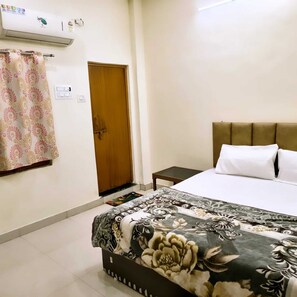 Deluxe Room | Rollaway beds, free WiFi, bed sheets - Balaji Guest House (Varanasi)