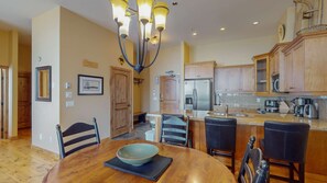 Fridge, microwave, oven, stovetop - Okanagan - Aspens 4202 (Big White Mountain)