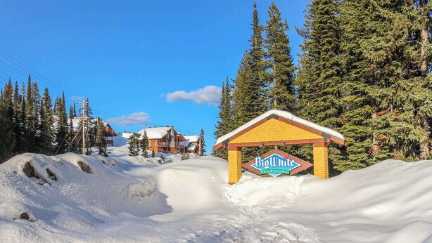 A snowy ski resort entrance with a sign for Big White Ski Resort. - Okanagan - Aspens 4307 (Big White Mountain)