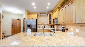 Fridge, microwave, oven, stovetop - Okanagan - Aspens 4307 (Big White Mountain)