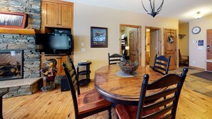 Dining - Okanagan - Aspens 4406 (Big White Mountain)