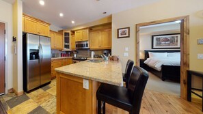 Fridge, microwave, oven, dishwasher - Okanagan - Aspens 4406 (Big White Mountain)