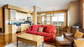 TV, fireplace - Okanagan - Glacier Lodge 106 (Beaverdell)
