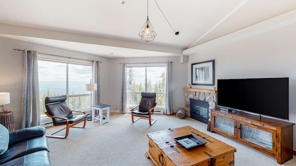 TV, fireplace - Okanagan - Hilltop Hideaway Condo - Legacy 401A (Beaverdell)