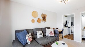 TV - Okanagan - Hilltop Hideaway Suite - Legacy 401B (Beaverdell)