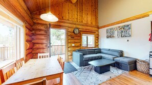 Living area - Okanagan - Lac Le Jeune at Cabin 4 (Kamloops)