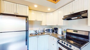 Kylskåp, mikrovågsugn, ugn och kaffe- och tebryggare