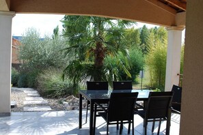 Outdoor dining - Blue Hills Residence with Scenic Views (Sampzon)