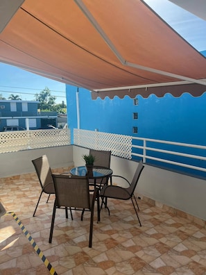 Outdoor dining - Casa María 2BR Apt with terrace (Toa Baja)