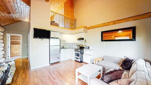 Living area - Okanagan - Lac Le Jeune at Cabin 30 (Kamloops)