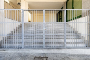 Ein begrenzter Eingangsbereich mit einer Treppe, die zu einer erhöhten Ebene führt.