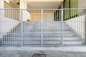 A gated entrance with a staircase leading to an upper level. - Con vista mare, terrazza, aria condizionata (Castelsardo)