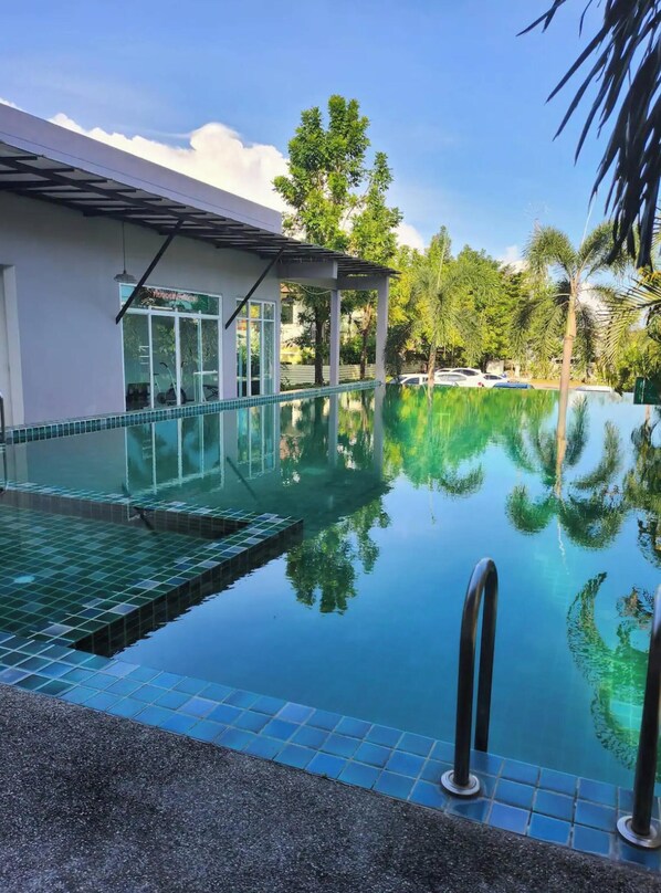 Pool - Charming Condo in Wichit Comfort Meets Convenience (Tambon Wichit)