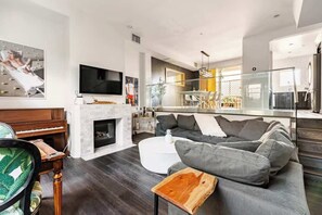 TV, fireplace - Prime West Hollywood Rooftop Oasis with Rooftop Deck (West Hollywood)