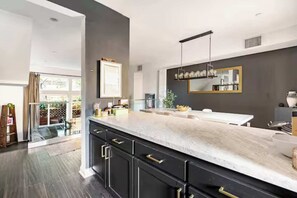 Fridge, microwave, oven, stovetop - Prime West Hollywood Rooftop Oasis with Rooftop Deck (West Hollywood)