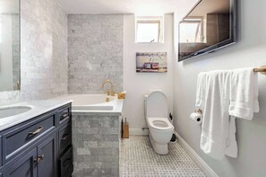 Suihku, hiustenkuivaaja, sampoo