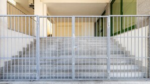 A gated entrance with a staircase leading to an upper level. - Con vista mare, terrazza, aria condizionata (Castelsardo)