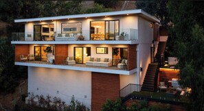 Exterior - Luxury Oasis with Jacuzzi & Sauna in Hollywood Hills (Los Angeles)