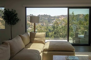 TV, peis og kontorer