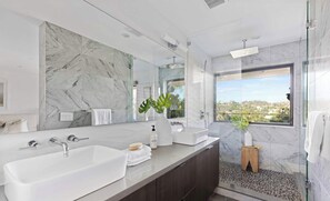 Shower, hair dryer, towels, shampoo - Luxury Oasis with Jacuzzi & Sauna in Hollywood Hills (Los Angeles)
