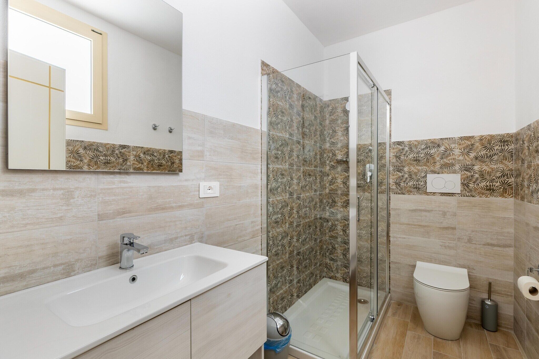 Ein Badezimmer mit Dusche, Toilette und Waschbecken.