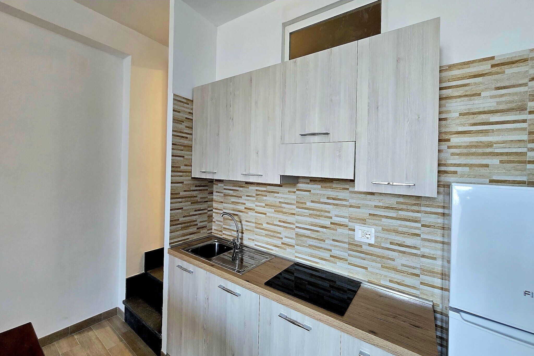 Frigorifero, piano cottura, macchina per tè/caffè, tavolo da pranzo