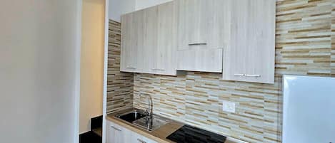 Frigorifero, piano cottura, macchina per tè/caffè, tavolo da pranzo