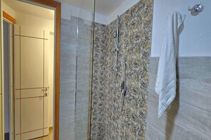 Shower, bidet - Apartment with sea view and terrace (Castelsardo)