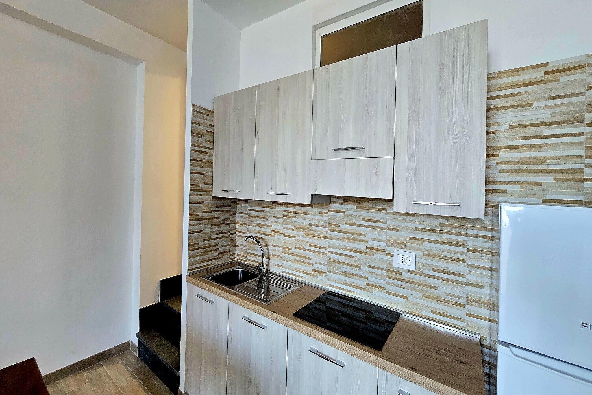 Frigorifero, piano cottura, macchina per tè/caffè, tavolo da pranzo