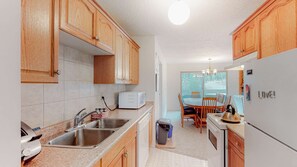 Fridge, microwave, oven, stovetop - Okanagan - Ptarmigan Inn 302 - Powder Family (Beaverdell)