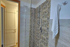 Shower, bidet - Apartment with sea view and terrace (Castelsardo)