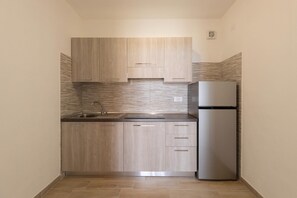 Réfrigérateur, plaque de cuisson, cafetière/bouilloire, tables à manger