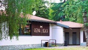 A building with a sign reading "GIONA BEACH". - Belmonte Holiday Apartment (Brezzo di Bedero)